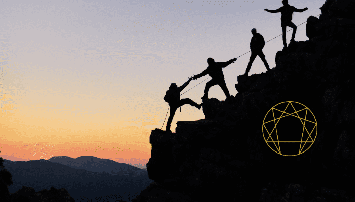Enneagram kurser - gruppe bestiger bjerg ved solopgang