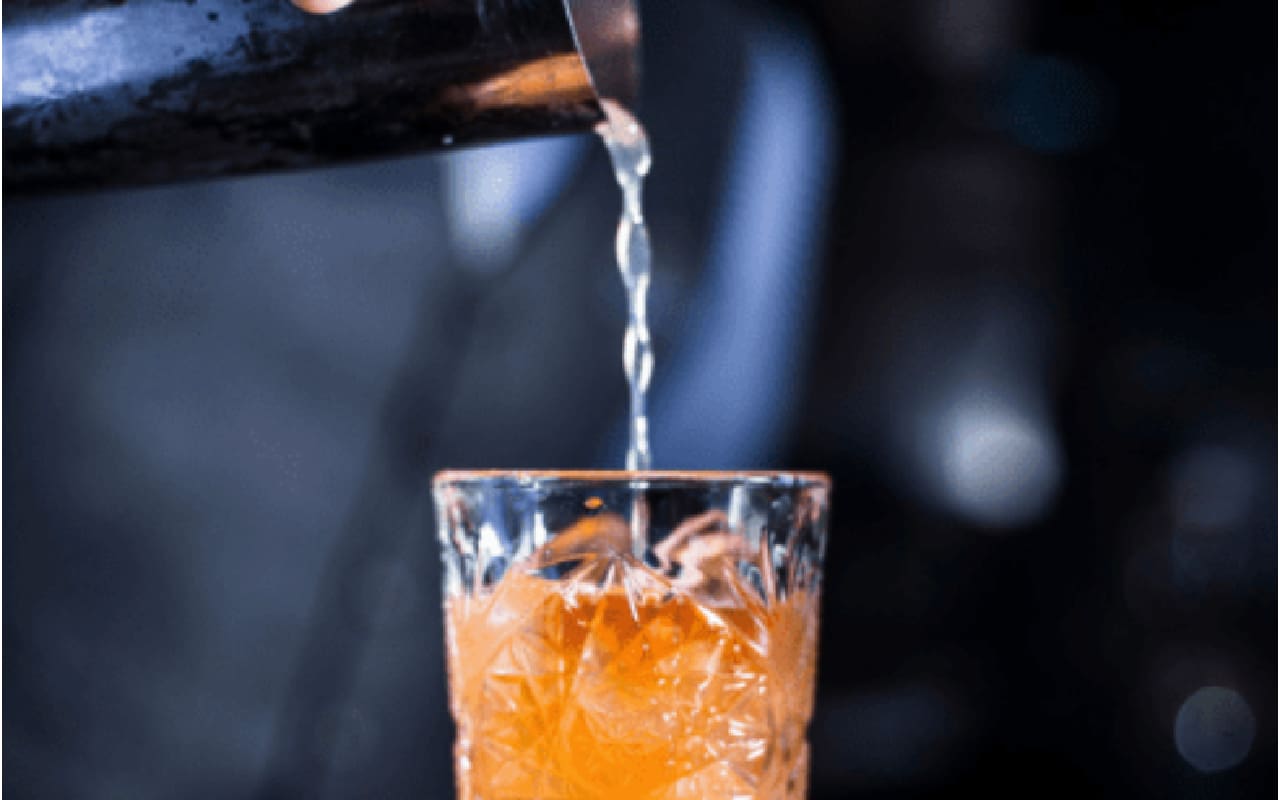 Cocktail skænkes i slottets lounge