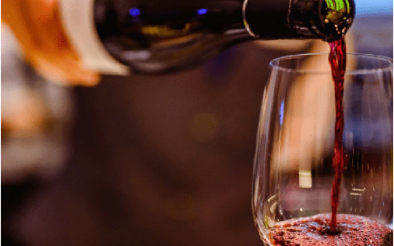 Eksklusiv vinbar, vores sommelier skænker op